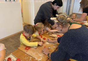 Panie pomagają dzieciom wykrawać pierniczki.