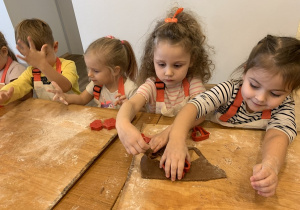 Wspólna praca dziewczynek.