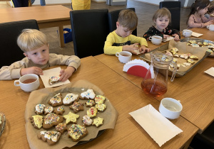 Dzieci próbują swoich ciasteczek.