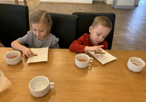 Słodka degustacja zrobionych razem pierniczków.