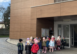 Dzieci przed Domem Kultury w Wolicy.