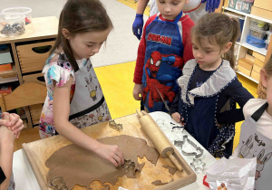 Dziewczynka wykraja pierniczka.