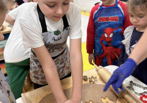 Chłopiec wykraja pierniczka.