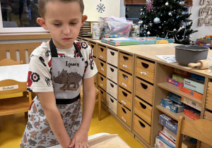 Chłopiec wykraja pierniczka.