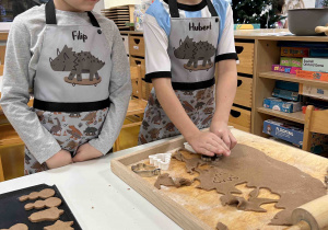 Chłopiec wykraja pierniczka.