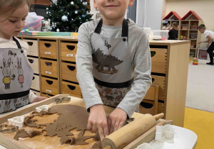 Chłopiec wykraja pierniczka.