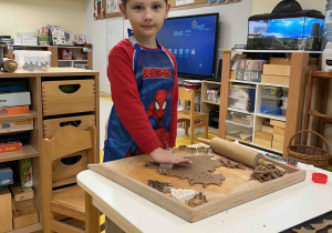 Chłopiec wykraja pierniczka.