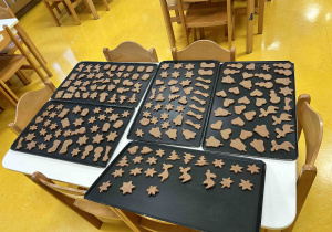 Pierniczki ułożone na blachach czekają na włożenie do pieca.