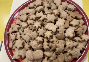 Upieczone pierniczki leżą na tacy.