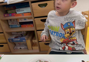 Chłopiec i jego ozdobione pierniczki.