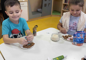 Dzieci ozdabiają pierniczki.
