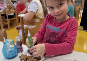 Dziewczynka ozdabia swoje pierniczki.