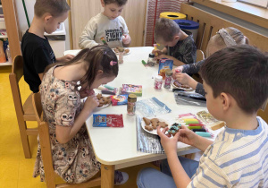 Dzieci dekorują swoje pierniczki.