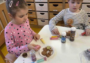 Dzieci dekorują swoje pierniczki.