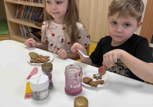 Dzieci dekorują swoje pierniczki.