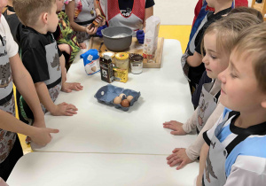 Dziewczynka wsypuje kakao.