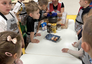 Pani dokłada kolejne składniki.