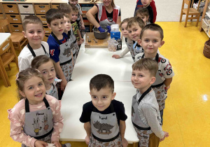 Zadowolone dzieci podczas zajęć kulinarnych.