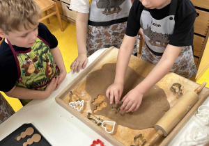 Chłopiec wykraja pierniczki.