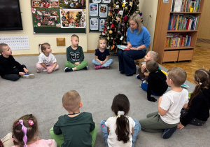 Dzieci z zaciekawieniem słuchają historii o Agatce i Mikołaju.