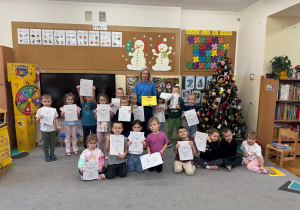 Pamiętkowe zdjęcie grupowe z czytającym rodzicem.