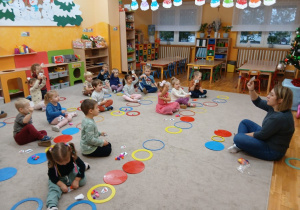 02 Dzieci słuchają poleceń nauczyciela