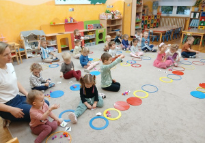 03 Dzieci pokazują ptaki