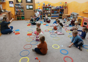 04 Dzieci segregują według wskazówek