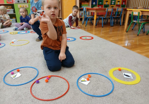 06 Chłopiec pokazuje gila