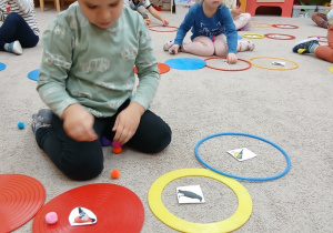 07 Chłopiec przelicza przysmaki