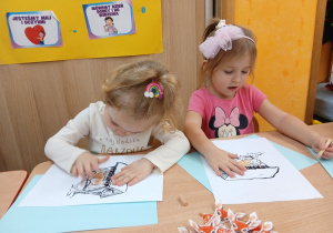08 Dziewczynki robią pracę plastyczną