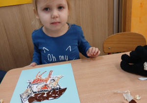 09 Dziewczynka robi pracę plastyczną