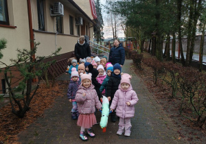 10 Dzieci z grupy Słoneczek idzie na spacer