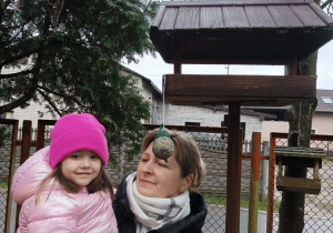 11 Dziewczynka zawiesza przysmaki dla ptaszków