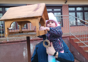 18 Dziewczynka sypie ziarenka