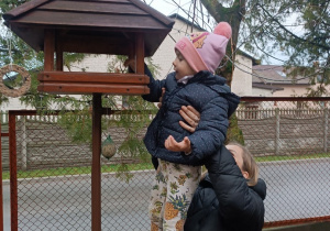 19 Dziewczynka sypie ziarenka