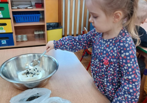 10 Dzieci robią przysmaki dla ptaszków