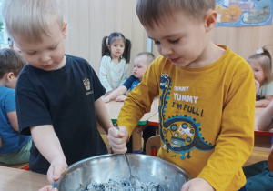 12 Chłopcy mieszają ziarna ze smalcem