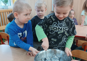 13 Chłopiec miesza łyżką smalec z ziarnami