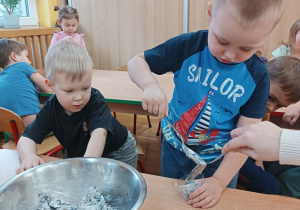 14 Chłopiec nakłada masę do foremki