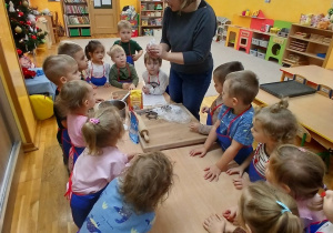 01 Dzieci poznają składniki na pierniki