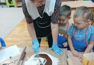 02 Pani wyrabia ciasto