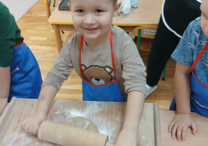 03 Chłopiec wałkuje ciasto