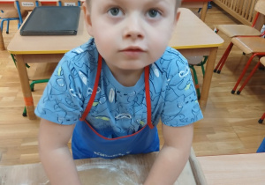 04 Chłopiec wykrawa ciastko