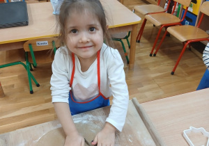 05 Dziewczynka wykrawa ciastko