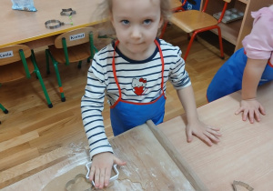 06 Dziewczynka robi pierniczki