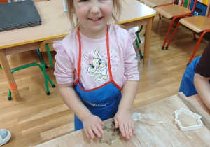 07 Dziewczynka przykłada foremkę do ciasta