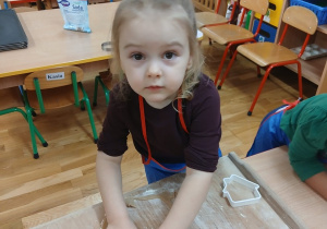 08 Dziewczynka wykrawa ciasto