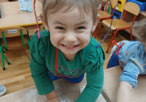 09 Dziewczynka wykrawa ciasto