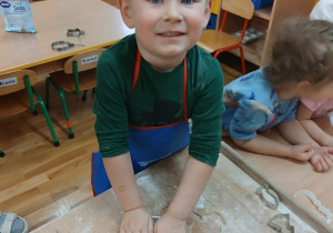 10 Chłopiec robi pierniczki